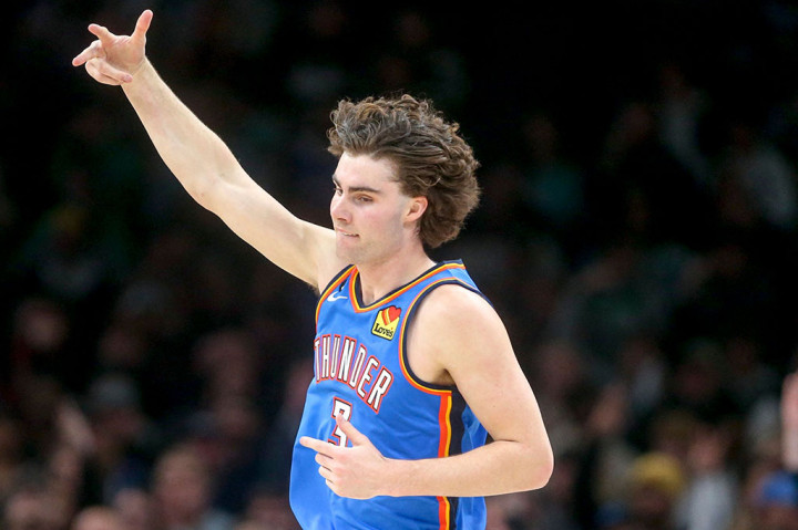 Oklahoma City Thunder melibas pemuncak klasemen Wilayah Timur, Boston Celtics, dengan skor telak 150-117. Josh Giddey memimpin tuan rumah lewat raihan 25 poin, Lu Dort mengikuti dengan 23 poin, serta masing-masing 21 poin dari Jalen Williams, Tre Mann, dan Isaiah Joe.