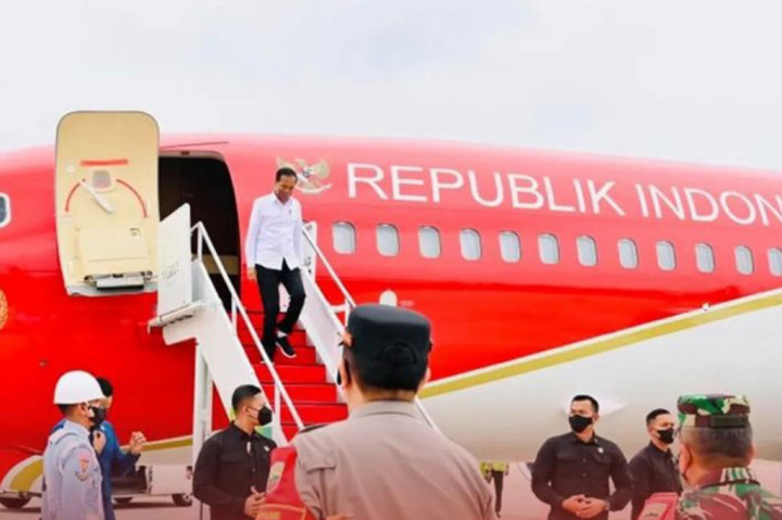 Presiden Joko Widodo, tiba di Bandar Udara Internasional Sultan Syarif Kasim II, Pekanbaru, Rabu, 4 Januari 2023 sekitar pukul 11.00 WIB. Jokowi melakukan kunjungan kerja di Provinsi Riau salah satunya untuk meresmikan Jalan Tol Pekanbaru-Bangkinang.