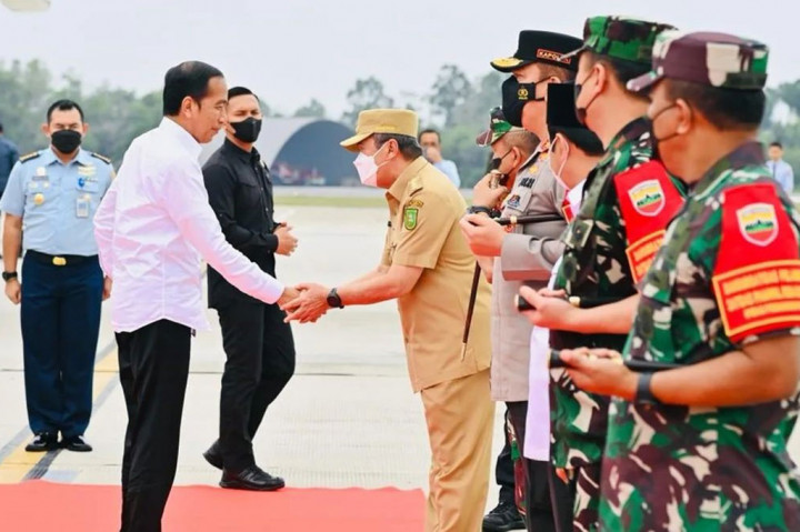 Kedatangan Presiden di Kota Pekanbaru disambut Gubernur Riau Syamsuar, Pangdam I/Bukit Barisan Mayjen Achmad Daniel Chardin, Kapolda Riau Irjen Muhammad Iqbal, Ketua DPRD Riau Yulisman, Danlanud Roesmin Nurjadin Marsma Ian Fuady, dan Danlanal Dumai Kolonel Laut Stanley Lekahena.