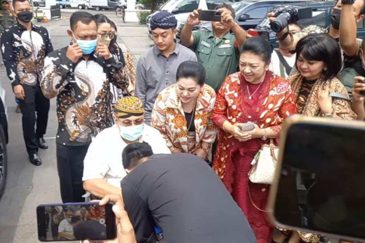 Wali Kota Surakarta Gibran Rakabuming Raka (berbaju gelap kebiruan) menjabat tangan Sinuhun Paku Buwono XIII (di atas kursi roda) yang datang memenuhi undangan jamuan makan sing di Loji Gandrung, Rabu, 4 Januari 2022. PB XIII didampingi Prameswari GKR PB XIII dan Ketua Lembaga Dewan Adat (LDA) GKR Wandansaro Koes Murtiyah.
