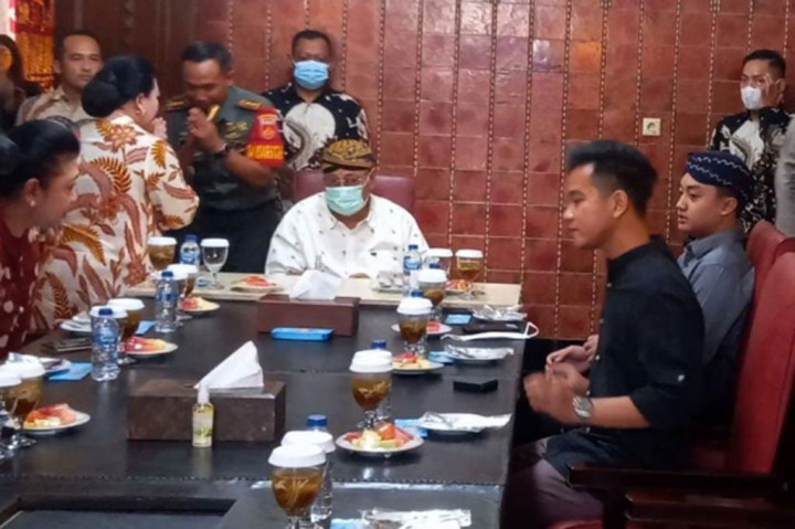 Meski belum menyampaikan sepatah kata pun, terasa suasana hangat seluruh anggota keluarga Keraton Solo. Rombongan tersebut kemudian diajak Gibran masuk ke dalam Loji Gandrung untuk melakukan komunikasi secara tertutup.