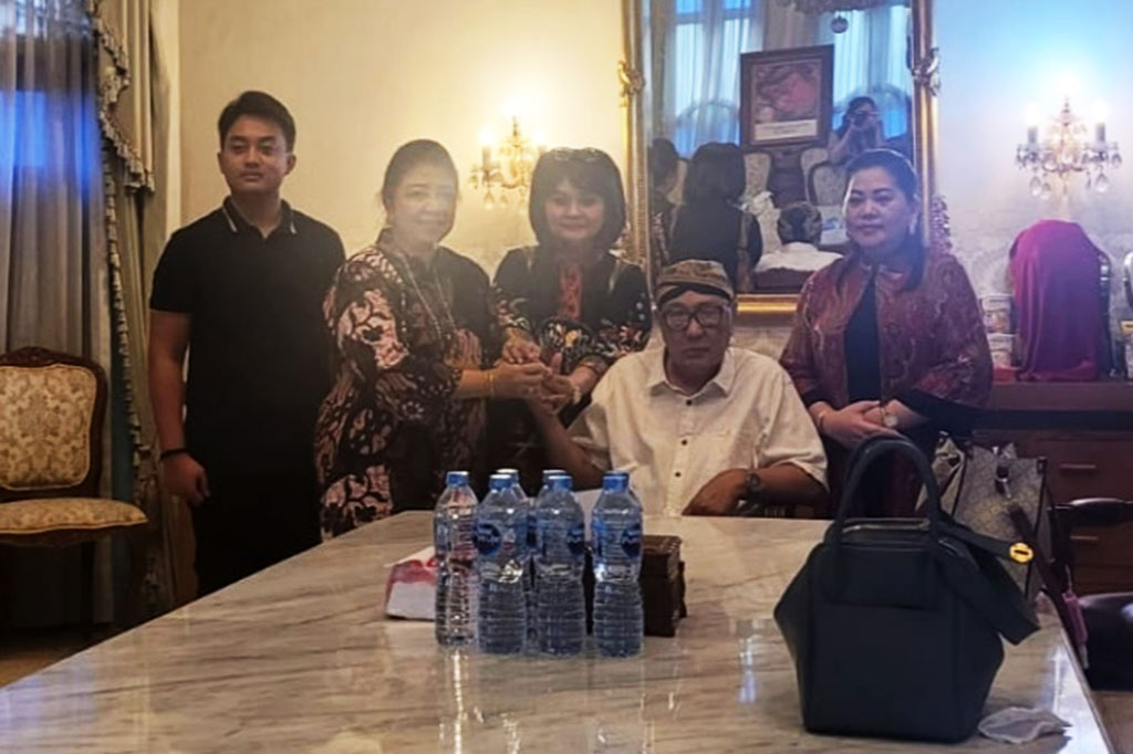 Konflik internal Keraton Kasunanan disudahi setelah kubu Lembaga Dewan Adat (LDA) yang dipimpin Gusti Moeng meminta maaf kepada Sinuhun PB XIII di Sasono Narendro kompleks dalam Keraton Surakarta, Selasa, 3 Januari 2023.