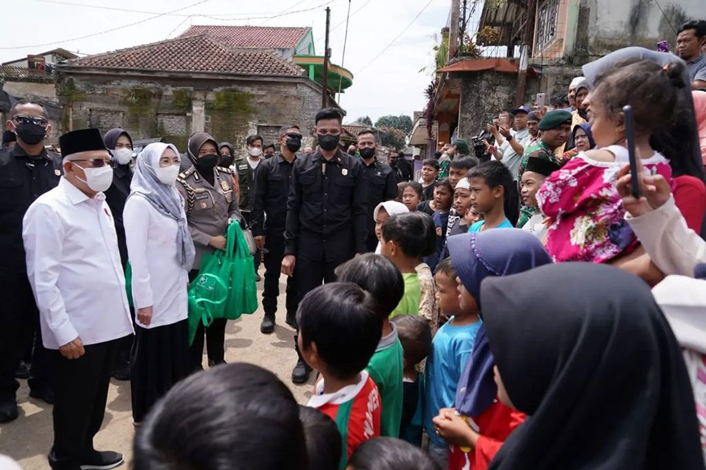 Wakil Presiden Ma'ruf Amin menerima keluhan pengungsi terdampak bencana gempa bumi di Desa Cijedil, Kecamatan Cugenang, Kabupaten Cianjur, Jawa Barat, Rabu, 4 Januari 2023.