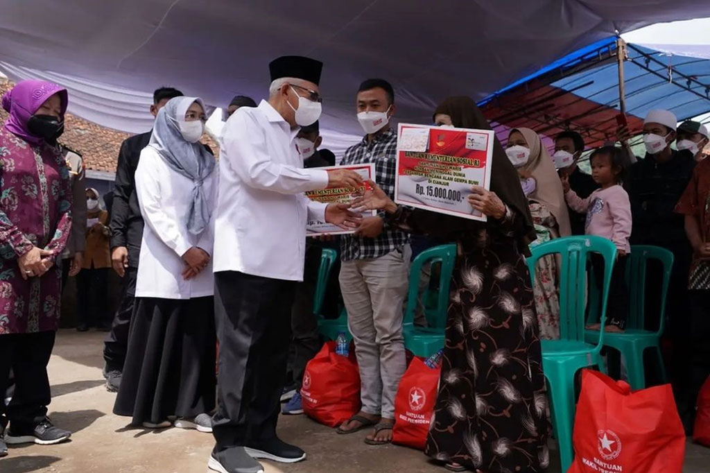 Dalam peninjauan di Cianjur, Wapres menyerahkan bantuan kepada penerima santunan tahap II sebanyak 478 jiwa, dengan masing-masing ahli waris menerima Rp15 juta, sehingga santunan yang dibagikan sebanyak Rp7,1 miliar.