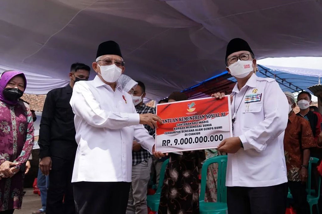 Wapres juga menyerahkan santunan kepada ahli waris korban meninggal dunia terdampak gempa Cianjur.