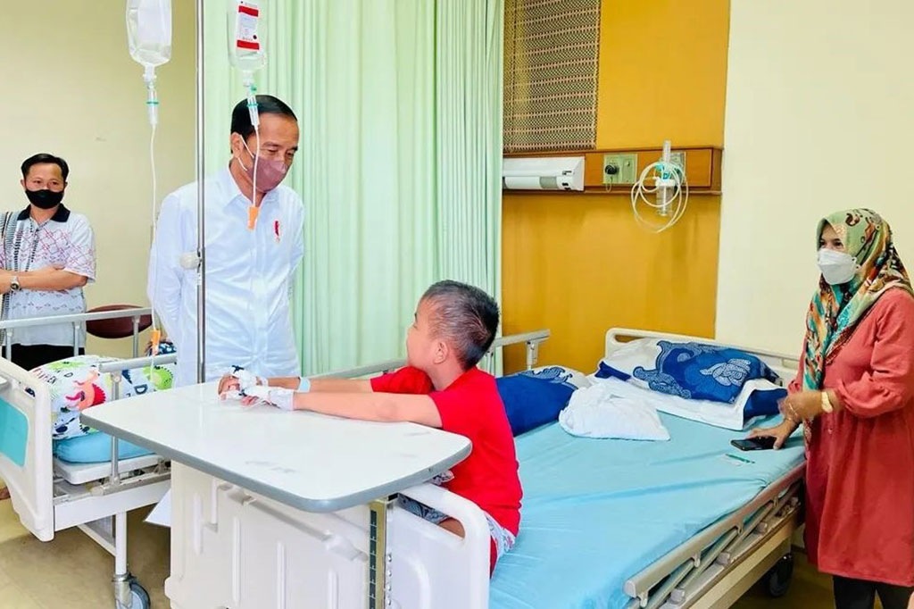 Tiba di RSUD Arifin Achmad, Presiden Jokowi langsung meninjau ruang perawatan kelas III. Di sana tampak beberapa pasien anak yang dirawat dengan fasilitas BPJS.