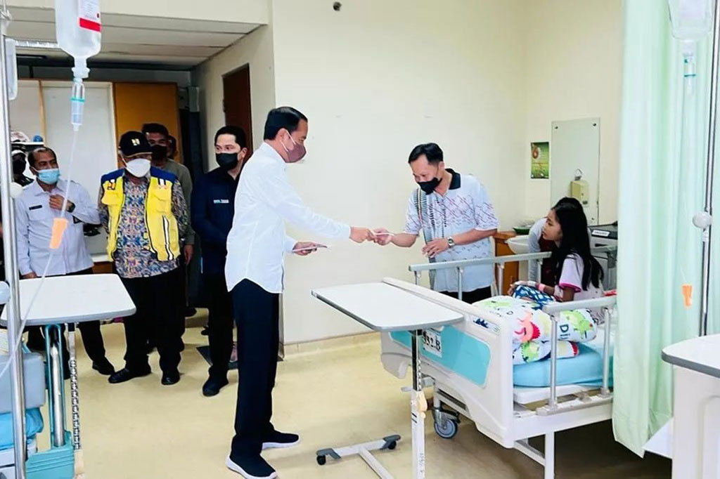 Jokowi sempat berbincang dengan keluarga pasien dan memberikan bantuan.