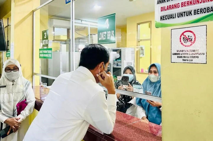 Dari ruang perawatan, Presiden kemudian meninjau proses pendaftaran BPJS. Tampak sekitar 20 orang yang mengantre untuk melakukan proses pendaftaran.