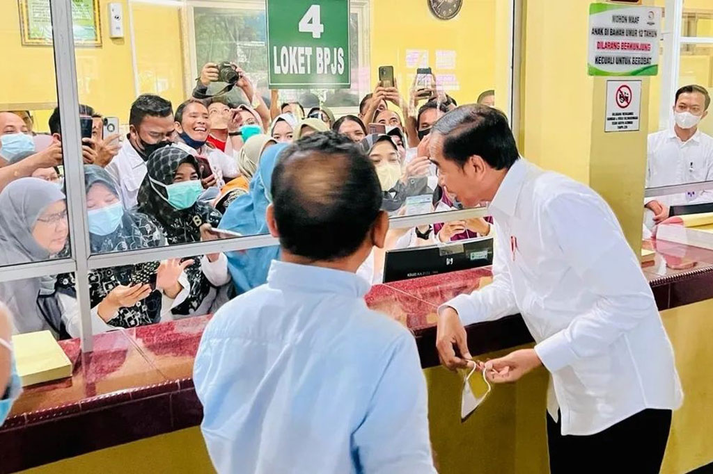 “Bagaimana pelayanan pendaftaran di sini?” tanya Presiden. “Bagus Pak,” jawab warga yang tengah mengurus pendaftaran.