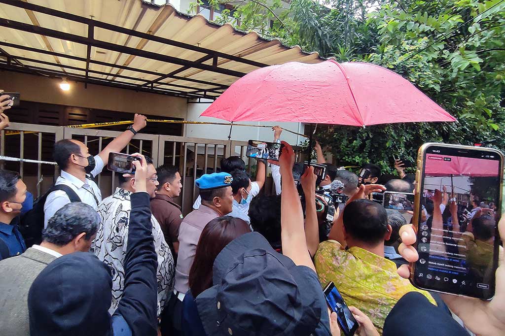 Pengecekan langsung ke TKP ini dilakukan karena majelis hakim ingin memastikan posisi para terdakwa di tempat kejadian perkara (TKP) pembunuhan Brigadir J alias Nofriansyah Yosua Hutabarat.