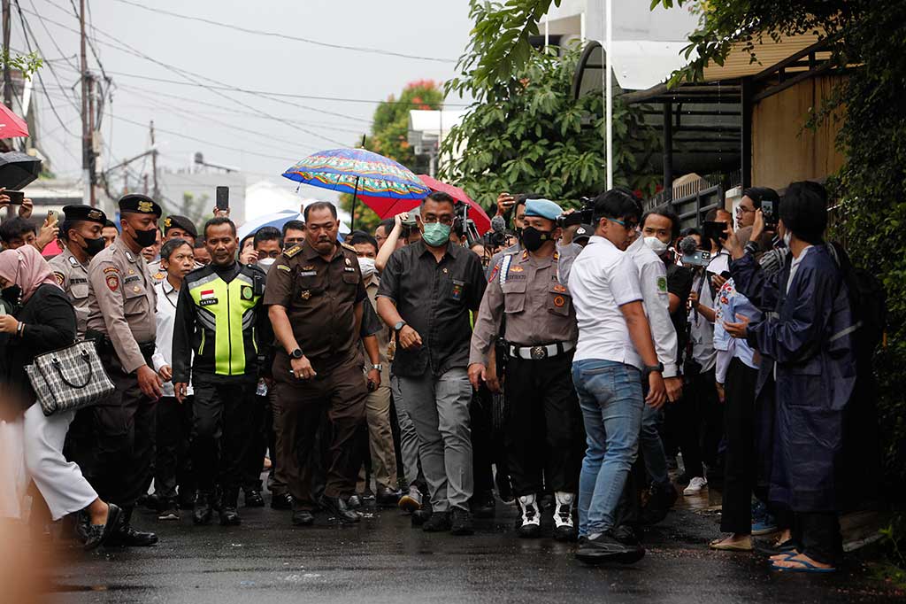 Ketua Majelis Hakim Pengadilan Negeri Jakarta Selatan Wahyu Iman Santosa (tengah) meninjau langsung rumah dinas terdakwa Ferdy Sambo yang menjadi tempat kejadian perkara di Kompleks Polri, Duren Tiga, Jakarta, Rabu, 4 Januari 2023. 