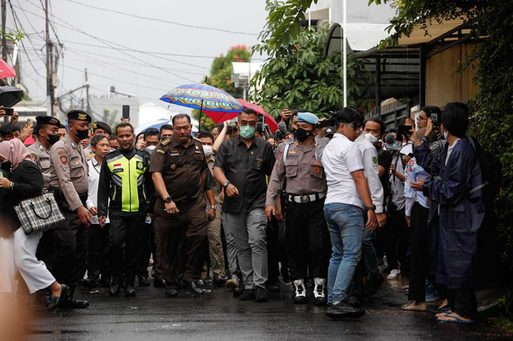 Ketua Majelis Hakim Pengadilan Negeri Jakarta Selatan Wahyu Iman Santosa (tengah) meninjau langsung rumah dinas terdakwa Ferdy Sambo yang menjadi tempat kejadian perkara di Kompleks Polri, Duren Tiga, Jakarta, Rabu, 4 Januari 2023. 