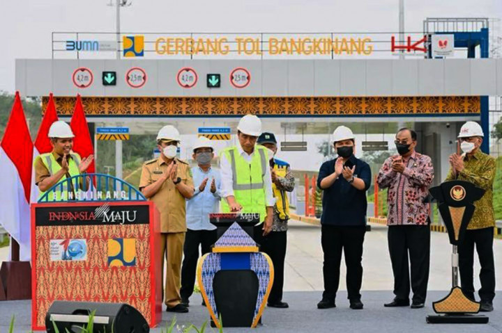 Presiden Joko Widodo meresmikan ruas Jalan Tol Pekanbaru-Padang seksi Pekanbaru-Bangkinang pada hari Rabu, 4 Januari 2023 di Gerbang Tol Bangkinang, Kabupaten Kampar, Provinsi Riau. 