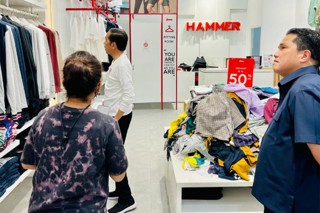 Saat melewati sebuah outlet pakaian lokal, Presiden bersama para menteri kemudian memasuki outlet tersebut dan memilih-milih sejumlah pakaian yang dipajang di sana.