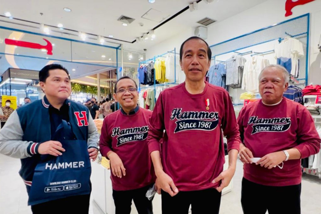 Akhirnya Presiden Jokowi, Mensesneg Pratikno, dan Menteri PUPR Basuki Hadimuljono masing-masing membeli sweter berwarna merah marun seharga Rp399.000. Sementara Menteri BUMN Erick Thohir memilih sebuah jaket berwarna putih biru. “Enggak ada ukurannya,” kata Erick.