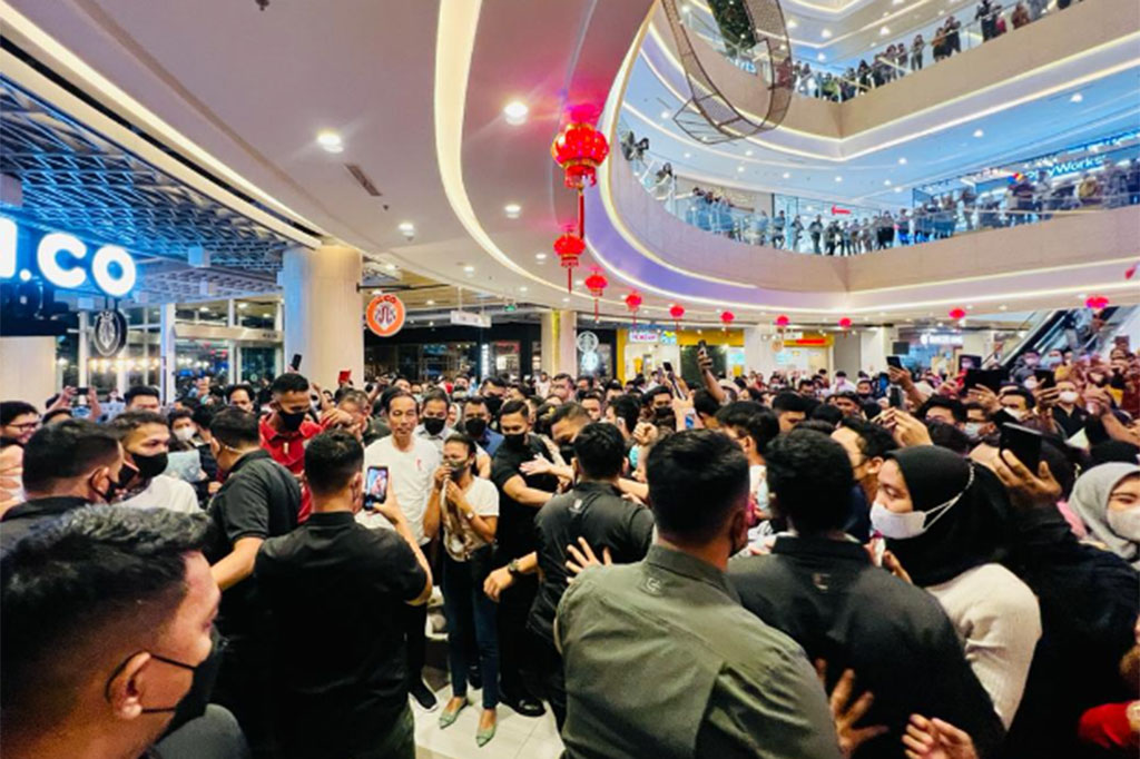 Di tengah kunjungan kerjanya ke Provinsi Riau, Presiden Joko Widodo menyempatkan diri menyapa warga Kota Pekanbaru di Mal Living World yang berada di Jalan Soekarno Hatta, Kota Pekanbaru, Rabu, 4 Januari 2023 malam.