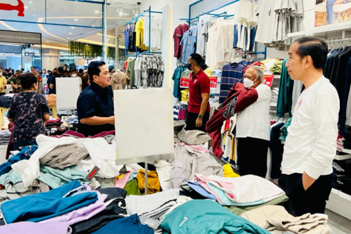 “Ini beli, ayo,” ajak Presiden kepada ketiga menterinya. “Ukuran saya ada enggak ya Pak,” kata Basuki. “Ya tanya aja,” ujar Presiden.