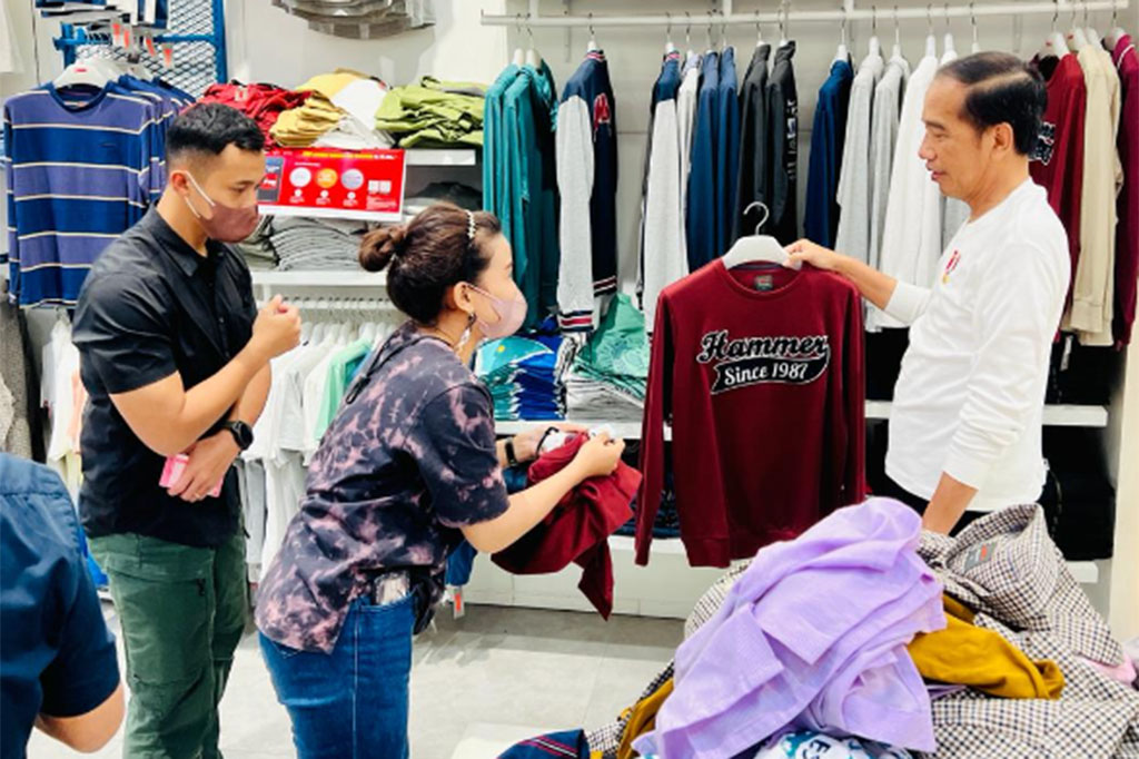 Jokowi kemudian memilih sweater berwarna merah marun.