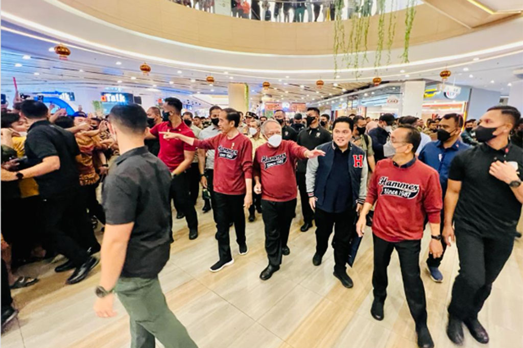Setelah berkeliling, Presiden bersama rombongan meninggalkan Mal Living World tersebut sekitar pukul 20.55 WIB. Turut mendampingi Presiden menyapa warga Pekanbaru yaitu Gubernur Riau Syamsuar.