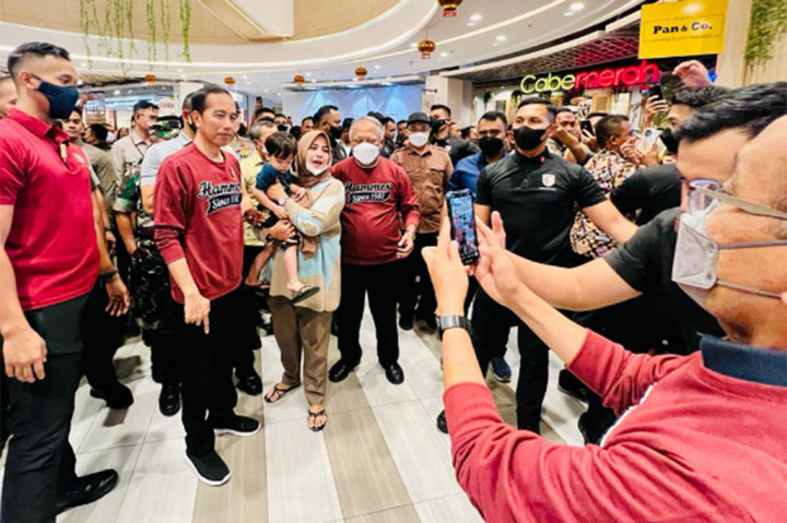 Jokowi kembali memenuhi permintaan para pengunjung mal untuk berfoto bersama.