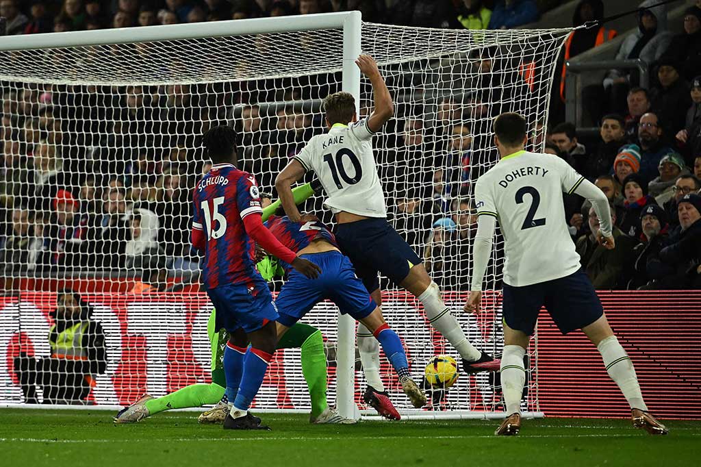 Keran gol Spurs baru terbuka di babak kedua. Gol pertama terjadi pada menit ke-48 melalui sundulan Harry Kane setelah meneruskan umpan silang Ivan Perisic. Skor menjadi 1-0.