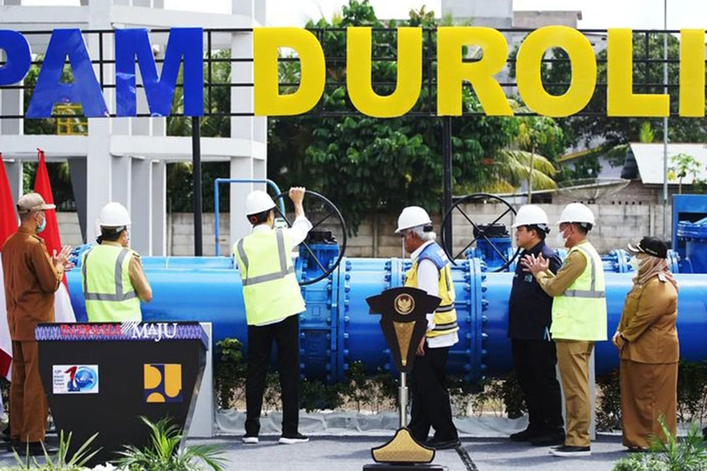 Dalam sambutannya, Jokowi menyampaikan bahwa SPAM ini nantinya dapat menyuplai air minum dengan kualitas baik ke tiga kabupaten/kota di Riau. “Nantinya suplai dari SPAM di Rokan Hilir ini yang akan bisa menyediakan air minum dengan kualitas yang baik bagi 32 ribu rumah tangga di Dumai, di Rokan Hilir, dan di Bengkalis,” ujarnya.