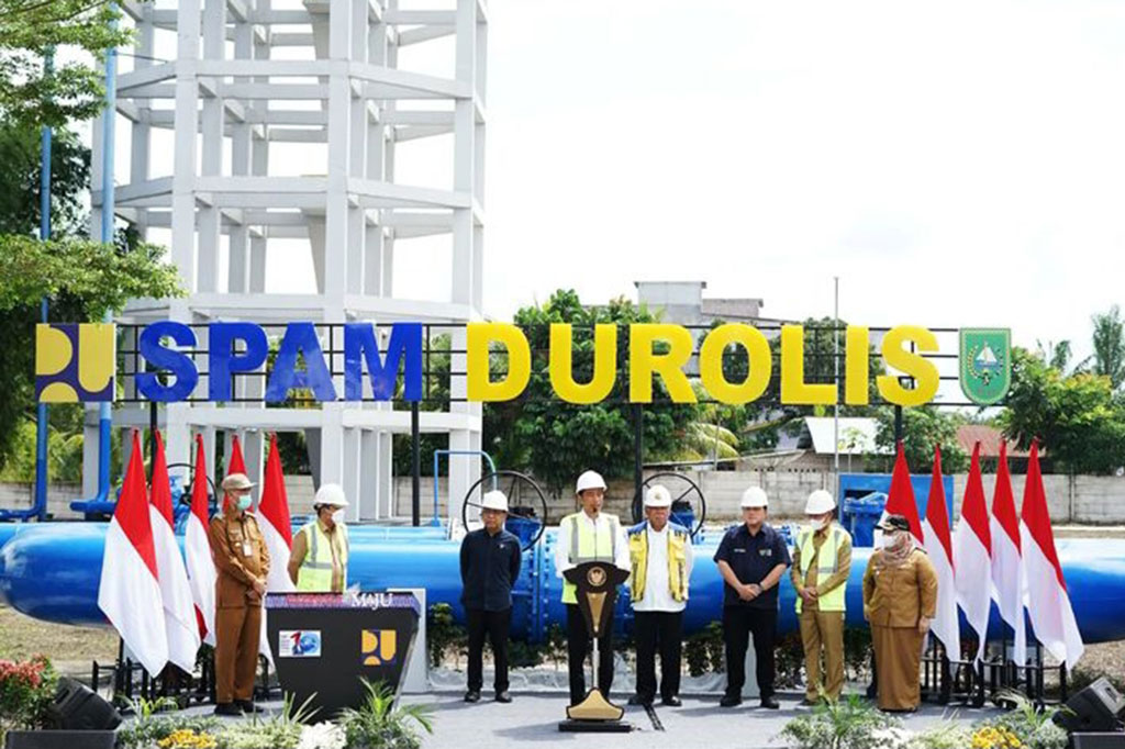 Presiden menjelaskan, SPAM Durolis ini dibangun di atas lahan Pemerintah Kabupaten Rokan Hilir dengan nilai investasi mencapai Rp396,6 miliar. SPAM yang dibangun mulai 2017 ini bermanfaat untuk pemenuhan kebutuhan air minum masyarakat sebanyak 160 ribu jiwa di tiga kabupaten/kota di Provinsi Riau. “Uang yang tidak sedikit yang dikeluarkan Kementerian PUPR dan tanahnya disediakan 5 hektare oleh Kabupaten Rokan Hilir,” lanjutnya.