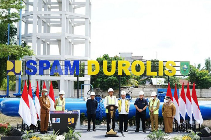 Presiden menjelaskan, SPAM Durolis ini dibangun di atas lahan Pemerintah Kabupaten Rokan Hilir dengan nilai investasi mencapai Rp396,6 miliar. SPAM yang dibangun mulai 2017 ini bermanfaat untuk pemenuhan kebutuhan air minum masyarakat sebanyak 160 ribu jiwa di tiga kabupaten/kota di Provinsi Riau. “Uang yang tidak sedikit yang dikeluarkan Kementerian PUPR dan tanahnya disediakan 5 hektare oleh Kabupaten Rokan Hilir,” lanjutnya.
