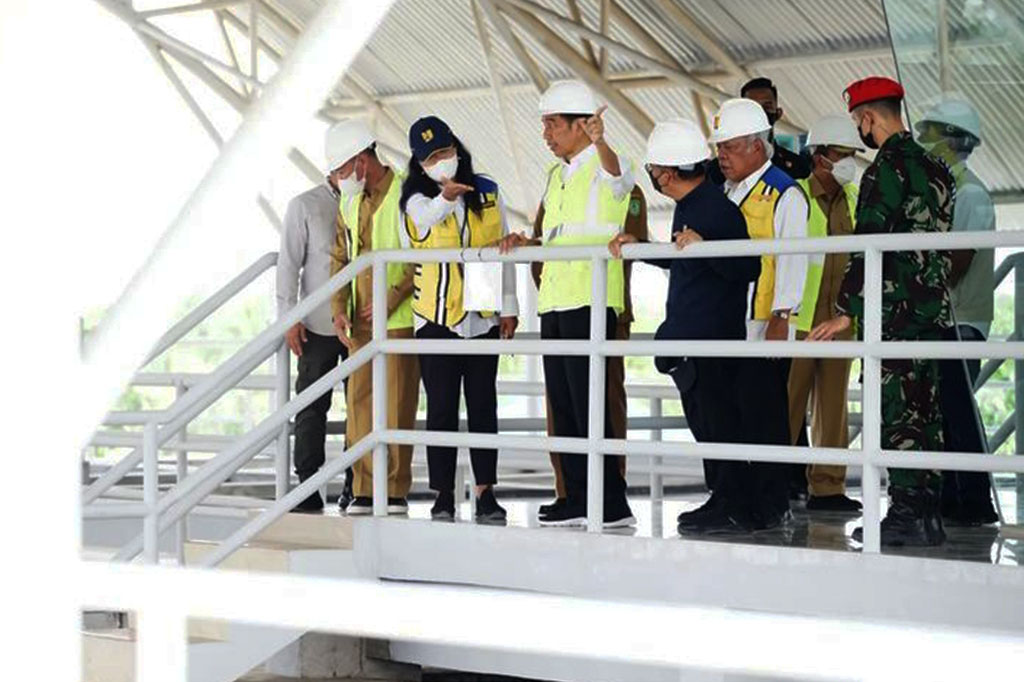 Untuk itu, Presiden mendorong agar pengembangan SPAM Durolis dapat terus ditindindaklanjuti dan diselesaikan. Kepala Negara pun berharap adanya SPAM Durolis dapat memenuhi kebutuhan air minum dan menyejahterakan masayarakat. “Semoga ini menjadi penyediaan air minum dengan kualitas yang baik bagi Rokan Hilir, Bengkalis, dan Dumai yang akan menyehatkan, menyejahterahkan masyarakat kita,” tandasnya. 