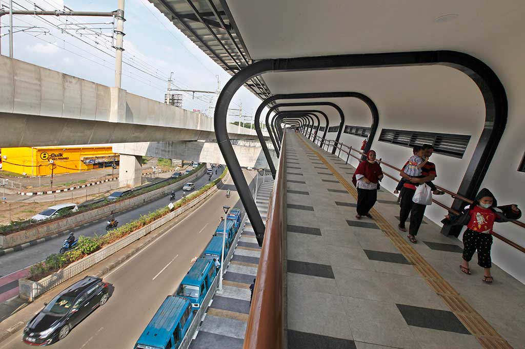 Pengguna jasa Moda Raya Terpadu (MRT) melintasi Simpang Temu menuju Stasiun MRT Lebak Bulus, Jakarta Selatan, Kamis, 5 Januari 2023.