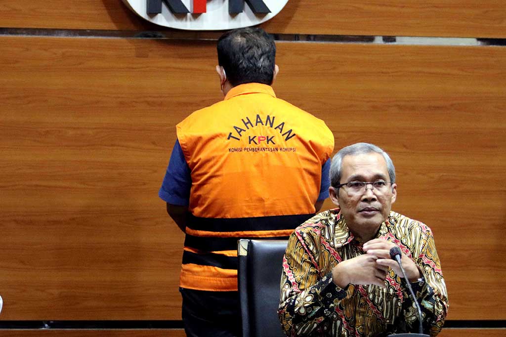 Wakil Ketua KPK Alexander Marwata (kanan) memberikan keterangan pers terkait penetapan dan penahanan tersangka Rijatono Lakka (RL) di Gedung Merah Putih KPK, Jakarta, Kamis, 5 Januari 2023.