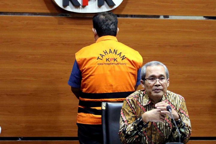 Wakil Ketua KPK Alexander Marwata (kanan) memberikan keterangan pers terkait penetapan dan penahanan tersangka Rijatono Lakka (RL) di Gedung Merah Putih KPK, Jakarta, Kamis, 5 Januari 2023.