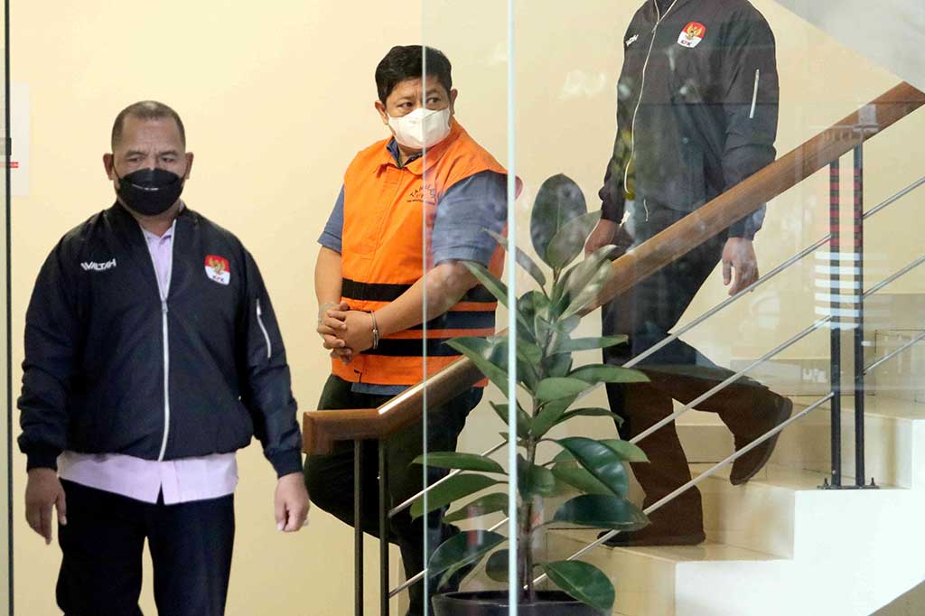 Sebelum ditahan, KPK telah memeriksa tersangka RL terlebih dahulu di Gedung Merah Putih KPK, Jakarta, Kamis, 5 Januari 2023. KPK juga telah menetapkan Gubernur Papua Lucas Enembe (LE) sebagai tersangka, namun belum dilakukan penahanan.