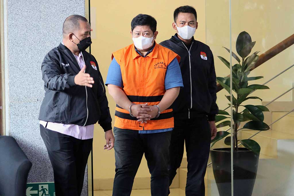 Tersangka LE sebagai penerima disangkakan melanggar Pasal 12 huruf a atau b atau Pasal 11 dan Pasal 12B Undang-Undang Nomor 31 Tahun 1999 tentang Pemberantasan Tindak Pidana Korupsi sebagaimana telah diubah dengan Undang-Undang Nomor 20 Tahun 2001.