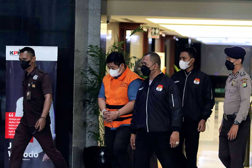 Sementara tersangka RL sebagai pemberi disangkakan melanggar Pasal 5 ayat (1) atau Pasal 5 ayat (2) dan Pasal 13 Undang-Undang Nomor 31 Tahun 1999 tentang Pemberantasan Tindak Pidana Korupsi sebagaimana telah diubah dengan Undang-Undang Nomor 20 Tahun 2001.