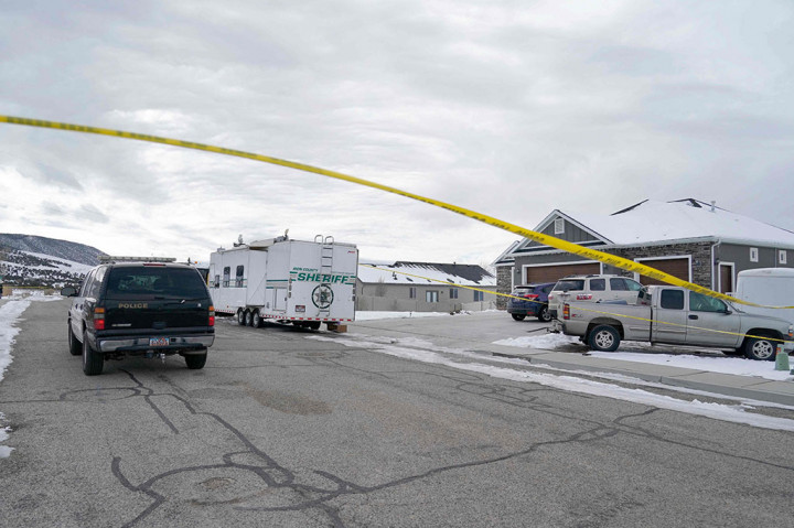 Seorang juru bicara polisi mengatakan, petugas menemukan tiga orang dewasa dan lima anak di satu rumah keluarga pada hari Rabu, 4 Januari semuanya tewas akibat luka tembak.