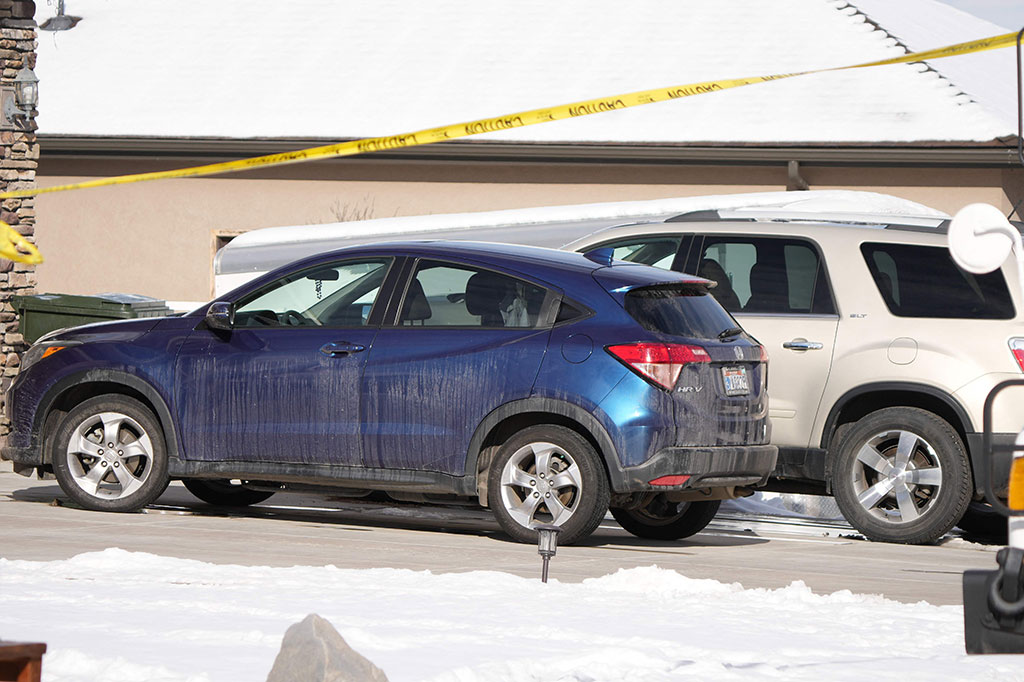 Para korban tewas adalah istrinya, ibunya, dan lima anak pasangan itu -- tiga perempuan dan dua laki-laki berusia antara empat dan 17 tahun.