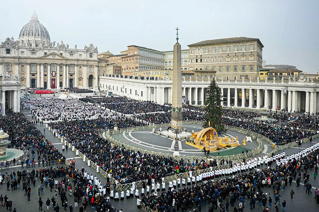 Sejumlah kepala negara dan puluhan ribu warga lainnya turut hadir dalam prosesi di Lapangan Santo Petrus tersebut.
