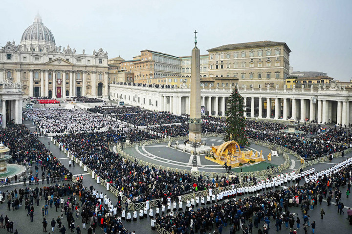 Sejumlah kepala negara dan puluhan ribu warga lainnya turut hadir dalam prosesi di Lapangan Santo Petrus tersebut.