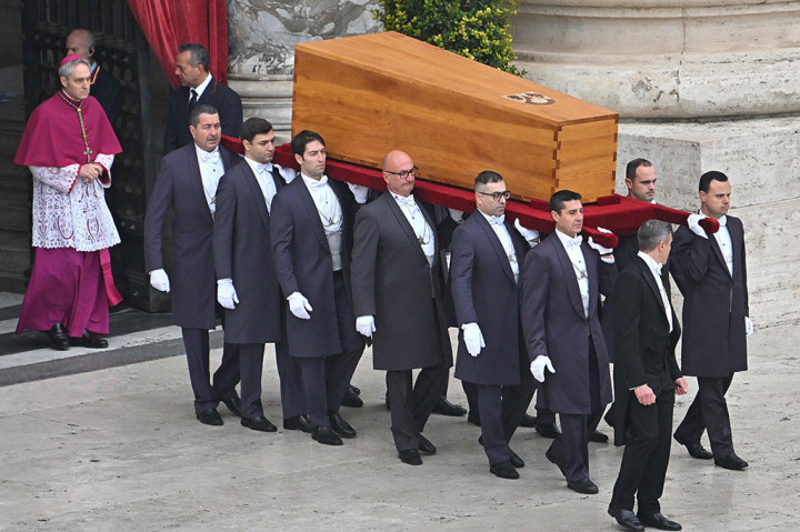  Peti sederhana dari bahan kayu cypress tersebut kemudian diusung sejumlah orang menuju ruangan dalam Basilika Santo Petrus.
