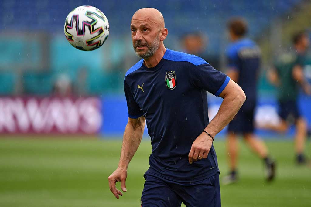 Vialli mengawali karir di klub Cremonese, kemudian bermain delapan musim bersama Sampdoria, memenangi gelar Liga Italia Serie A dan Piala Winners Eropa, sebelum bergabung dengan Juventus pada 1992 untuk rekor transfer dunia saat itu sebesar 16,5 juta euro.
