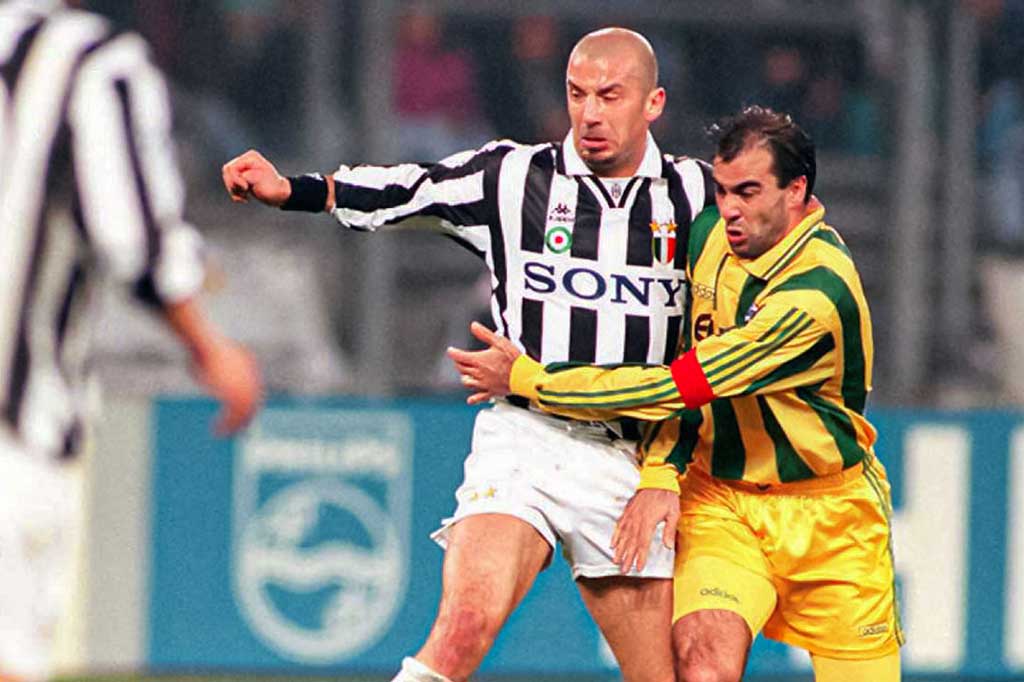Vialli mengambil alih kursi pelatih dari Ruud Gullit yang dipecat di akhir musim, dan kemudian memimpin Chelsea menuju kemenangan di Piala Liga, Piala Piala Winners UEFA dan Piala Super UEFA.