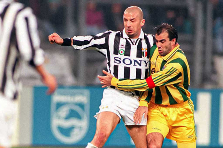 Vialli mengambil alih kursi pelatih dari Ruud Gullit yang dipecat di akhir musim, dan kemudian memimpin Chelsea menuju kemenangan di Piala Liga, Piala Piala Winners UEFA dan Piala Super UEFA.