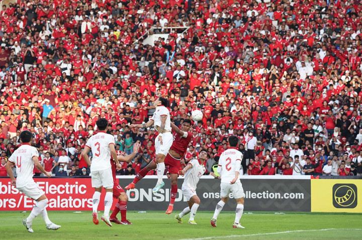 Pemain timnas Indonesia Fachruddin (ketiga dari kanan) berduel dengan pemain Vietnam dalam pertandingan leg pertama semifinal Piala AFF 2022 di Stadion Utama Gelora Bung Karno, Senayan, Jakarta, Jumat, 6 Januari 2023. 