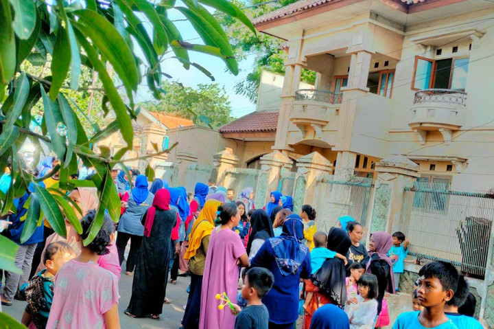 Rumah mewah terbengkalai yang viral tersebut dihuni Ibu Eny Sukaesi dan anaknya yang bernama Tiko. Mereka tinggal berdua di rumah tersebut tanpa air dan listrik selama belasan tahun. Diketahui Tiko merawat sang ibu yang diduga mengalami depresi selama 12 tahun di rumah tersebut.
