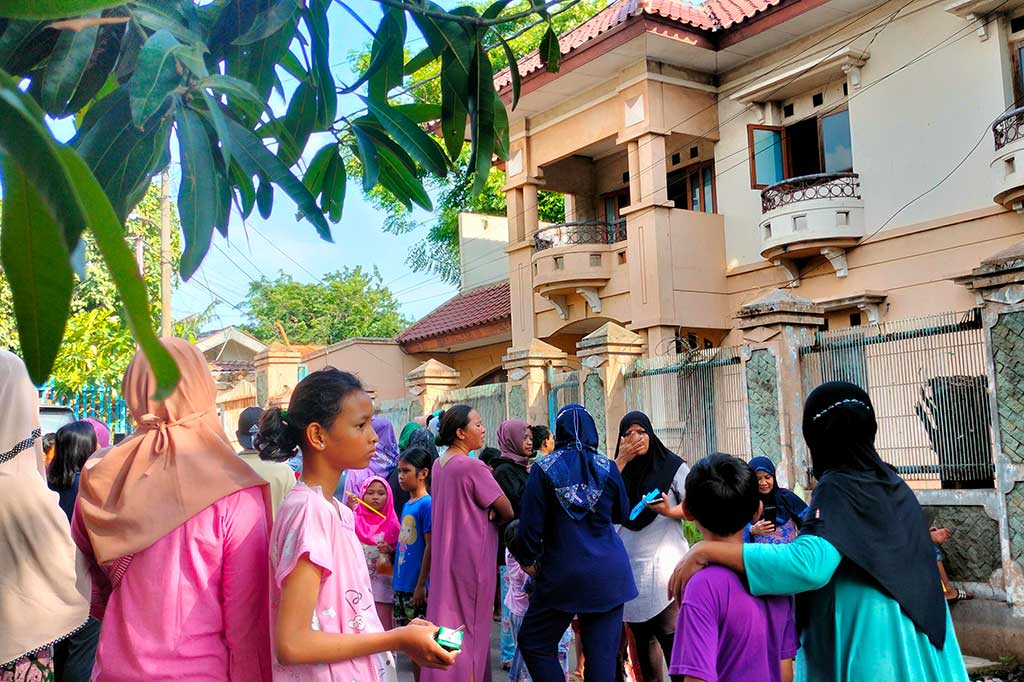 Dalam beberapa hari terakhir rumah mewah yang terbengkalai dan viral di media sosial di Komplek PLN Klender, Jl. Peron Nomor 48, Jakarta Timur, ramai dikunjungi warga. Banyak dari mereka yang penasaran terhadap bangunan mewah tersebut.