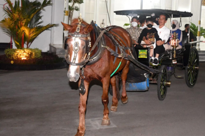 Jokowi bersama Ibu Negara Iriana Jokowi, Gibran Rakabuming Raka, menantunya Selvi Ananda, serta kedua cucu Jan Ethes Srinarendra dan La Lembah Manah, tiba di Jalan Malioboro sekira pukul 21.00 WIB menumpangi andong berwarna hitam dari Gedung Agung.