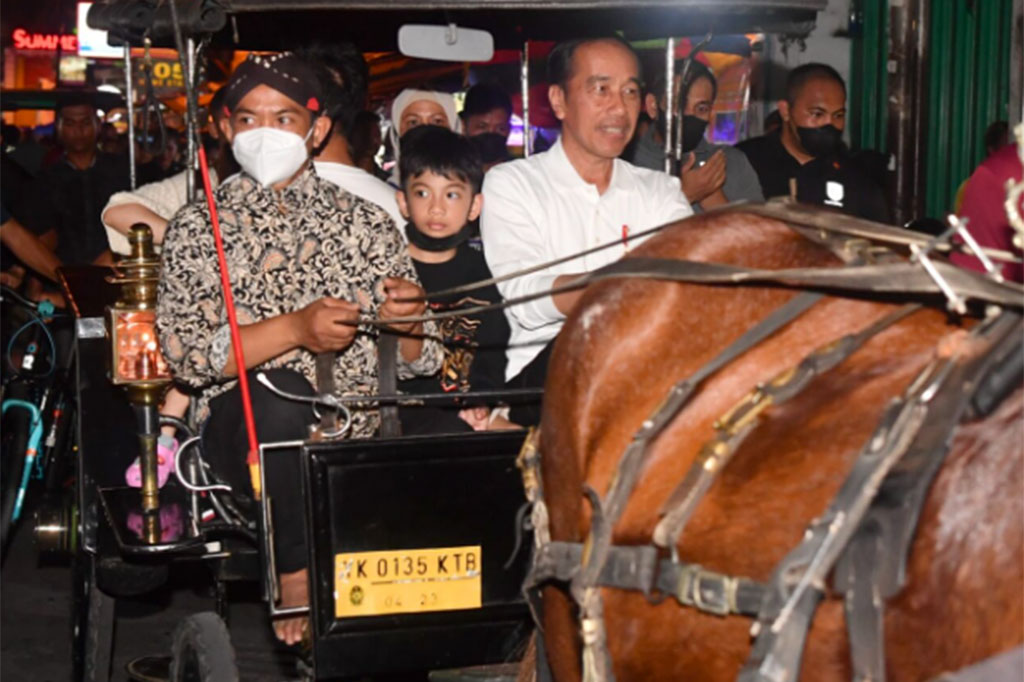 Presiden Joko Widodo (Jokowi) bersama keluarga menikmati Sabtu, 7 Januari 2023 malam (malam Minggu), dengan berkeliling menaiki andong di kawasan Jalan Malioboro, Yogyakarta.