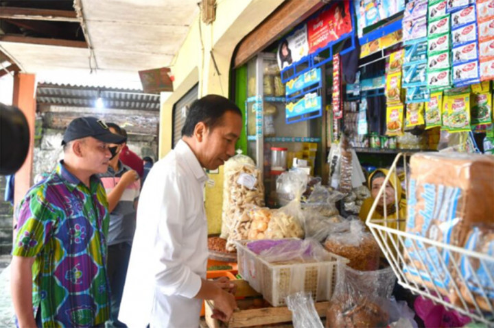 Presiden Joko Widodo meninjau aktivitas perdagangan dan mengecek harga komoditas di Pasar Sentul, Kota Yogyakarta, Provinsi Daerah Istimewa Yogyakarta (DIY), Minggu pagi, 8 Januari 2023. 