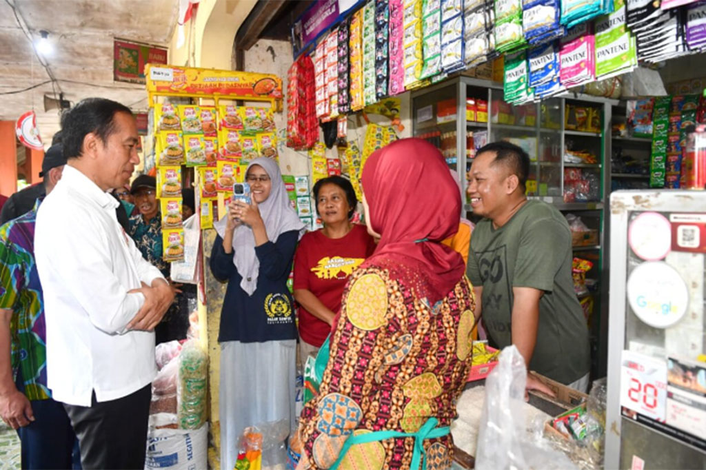 Dalam keterangannya usai peninjauan, Presiden menyebut bahwa harga kebutuhan pokok di Pasar Sentul masih cenderung stabil. “Hanya satu mungkin beras yang mungkin memang naik, tetapi saya (akan) melihat nanti di bulan Februari karena kita mulai panen (beras),” ucap Presiden.